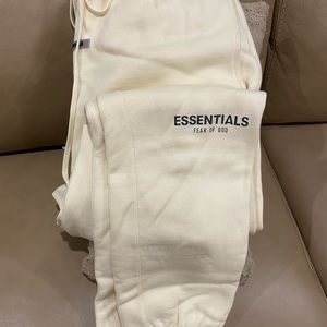 COPY - Essentials FOG Fear of God Butter cream sweatsuit, PacSun release